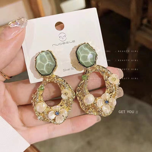 Pearl flower Hong Kong style exaggerated large stud earrings women's medieval earrings niche design sense high-end retro earrings spring and summer