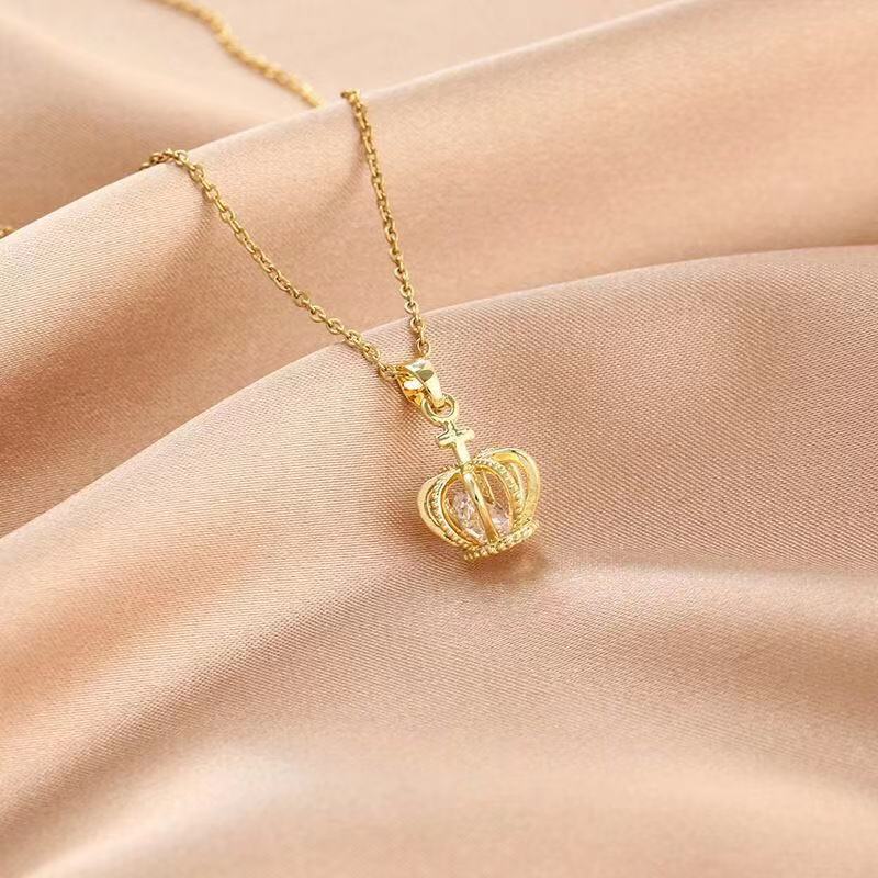 [Titanium steel real gold electroplating] New crown hollow titanium steel necklace, trendy Internet celebrity ins personalized pendant collarbone chain
