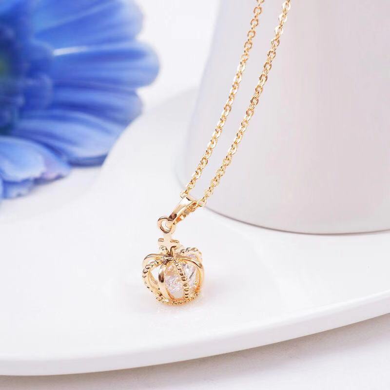 [Titanium steel real gold electroplating] New crown hollow titanium steel necklace, trendy Internet celebrity ins personalized pendant collarbone chain