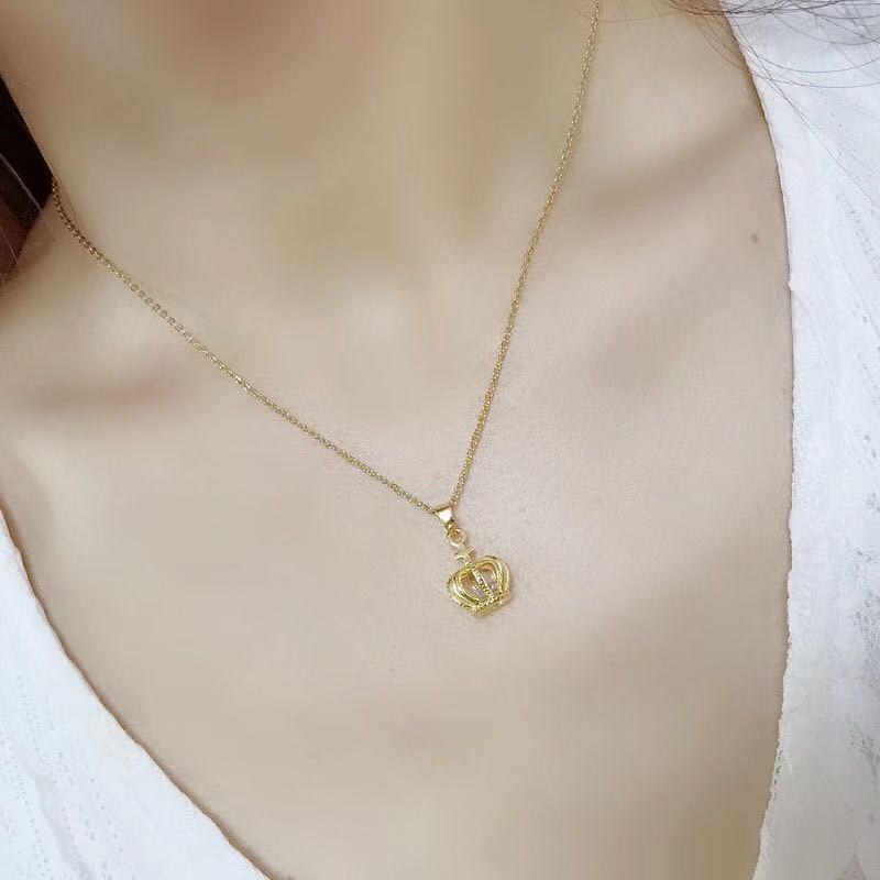 [Titanium steel real gold electroplating] New crown hollow titanium steel necklace, trendy Internet celebrity ins personalized pendant collarbone chain