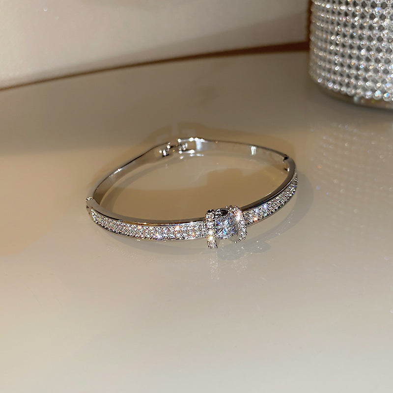 Diamond-encrusted titanium steel simple fashion bracelet European and American retro fashion temperament versatile bracelet light luxury high-end jewelry women