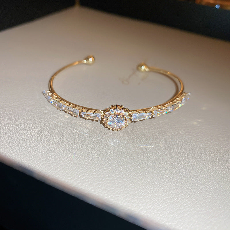 Diamond-encrusted titanium steel simple fashion bracelet European and American retro fashion temperament versatile bracelet light luxury high-end jewelry women