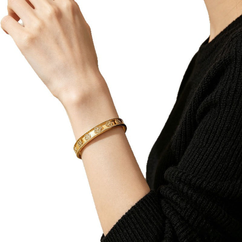 Stylish small and fresh three-dimensional four-leaf flower-shaped copper inlaid zircon bracelet, simple niche design girl bracelet spot