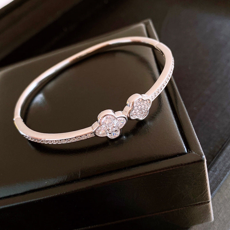 Diamond-encrusted titanium steel simple fashion bracelet European and American retro fashion temperament versatile bracelet light luxury high-end jewelry women