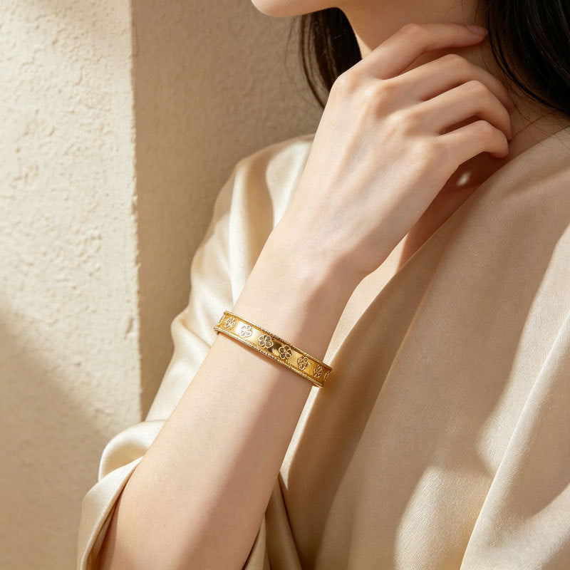 Stylish small and fresh three-dimensional four-leaf flower-shaped copper inlaid zircon bracelet, simple niche design girl bracelet spot