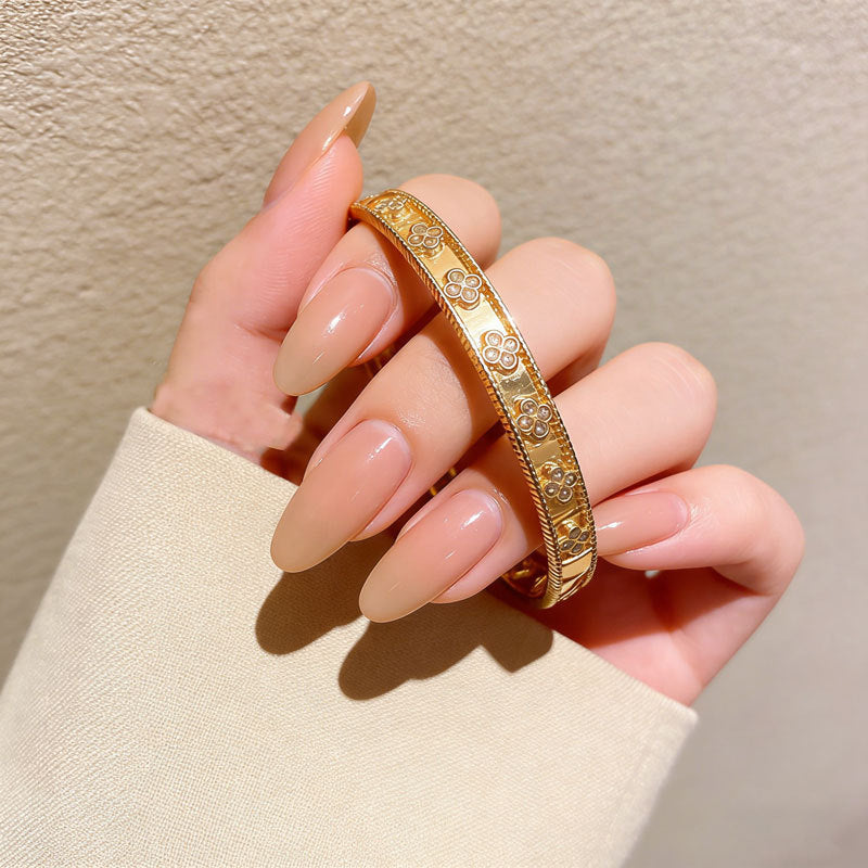 Stylish small and fresh three-dimensional four-leaf flower-shaped copper inlaid zircon bracelet, simple niche design girl bracelet spot