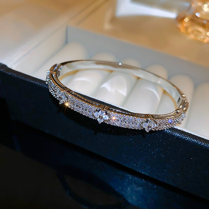Diamond-encrusted titanium steel simple fashion bracelet European and American retro fashion temperament versatile bracelet light luxury high-end jewelry women