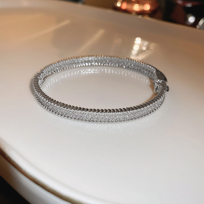 Diamond-encrusted titanium steel simple fashion bracelet European and American retro fashion temperament versatile bracelet light luxury high-end jewelry women