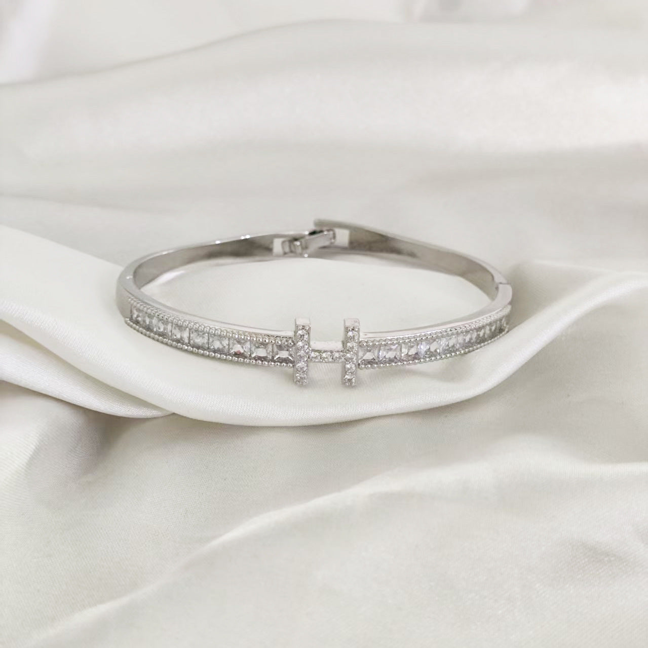 European and American niche super flash zircon letter buckle bracelet high-end temperament bracelet light luxury simple style versatile bracelet