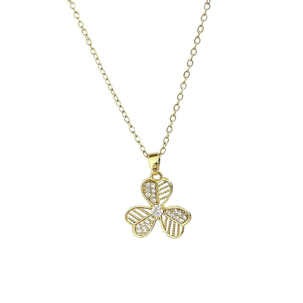 [Titanium Steel] Hollow lucky grass micro-inlaid zircon gold necklace, sweet temperament three-petaled flower collarbone chain accessories