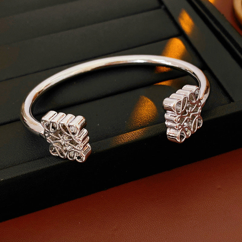 Diamond-encrusted titanium steel simple fashion bracelet European and American retro fashion temperament versatile bracelet light luxury high-end jewelry women