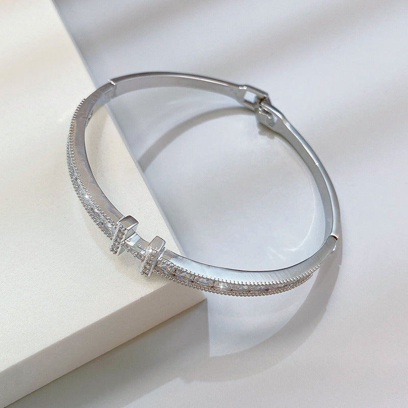 Diamond-encrusted titanium steel simple fashion bracelet European and American retro fashion temperament versatile bracelet light luxury high-end jewelry women
