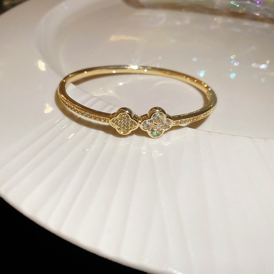 Diamond-encrusted titanium steel simple fashion bracelet European and American retro fashion temperament versatile bracelet light luxury high-end jewelry women