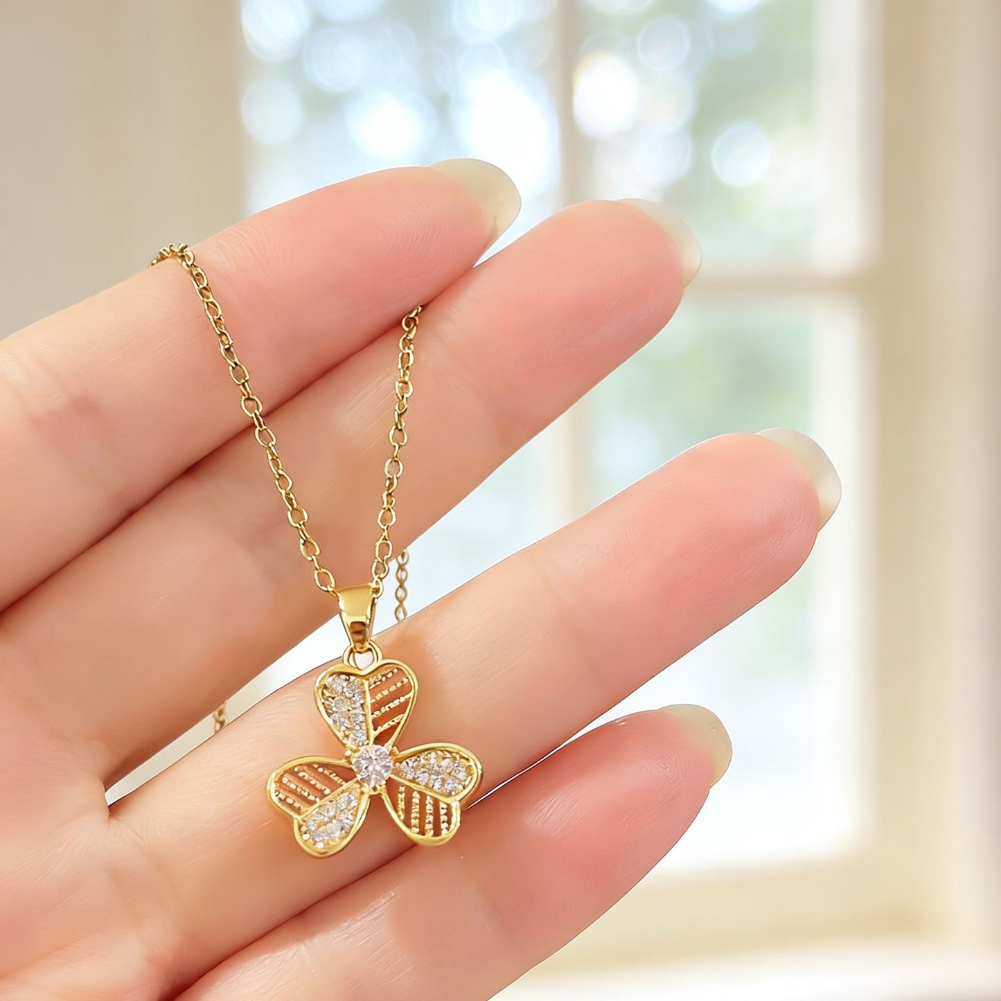 [Titanium Steel] Hollow lucky grass micro-inlaid zircon gold necklace, sweet temperament three-petaled flower collarbone chain accessories