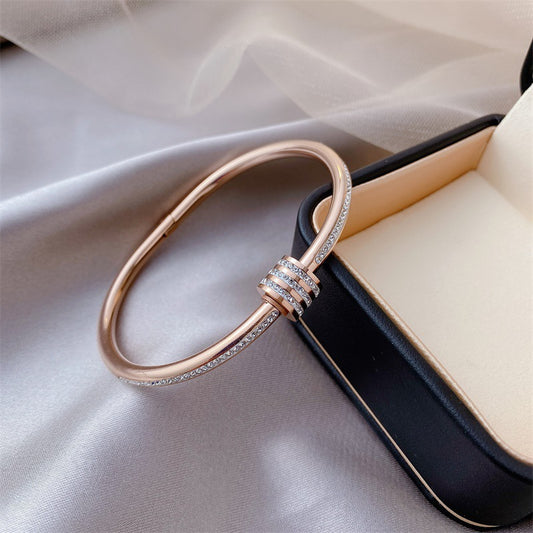 Diamond-encrusted titanium steel simple fashion bracelet European and American retro fashion temperament versatile bracelet light luxury high-end jewelry women