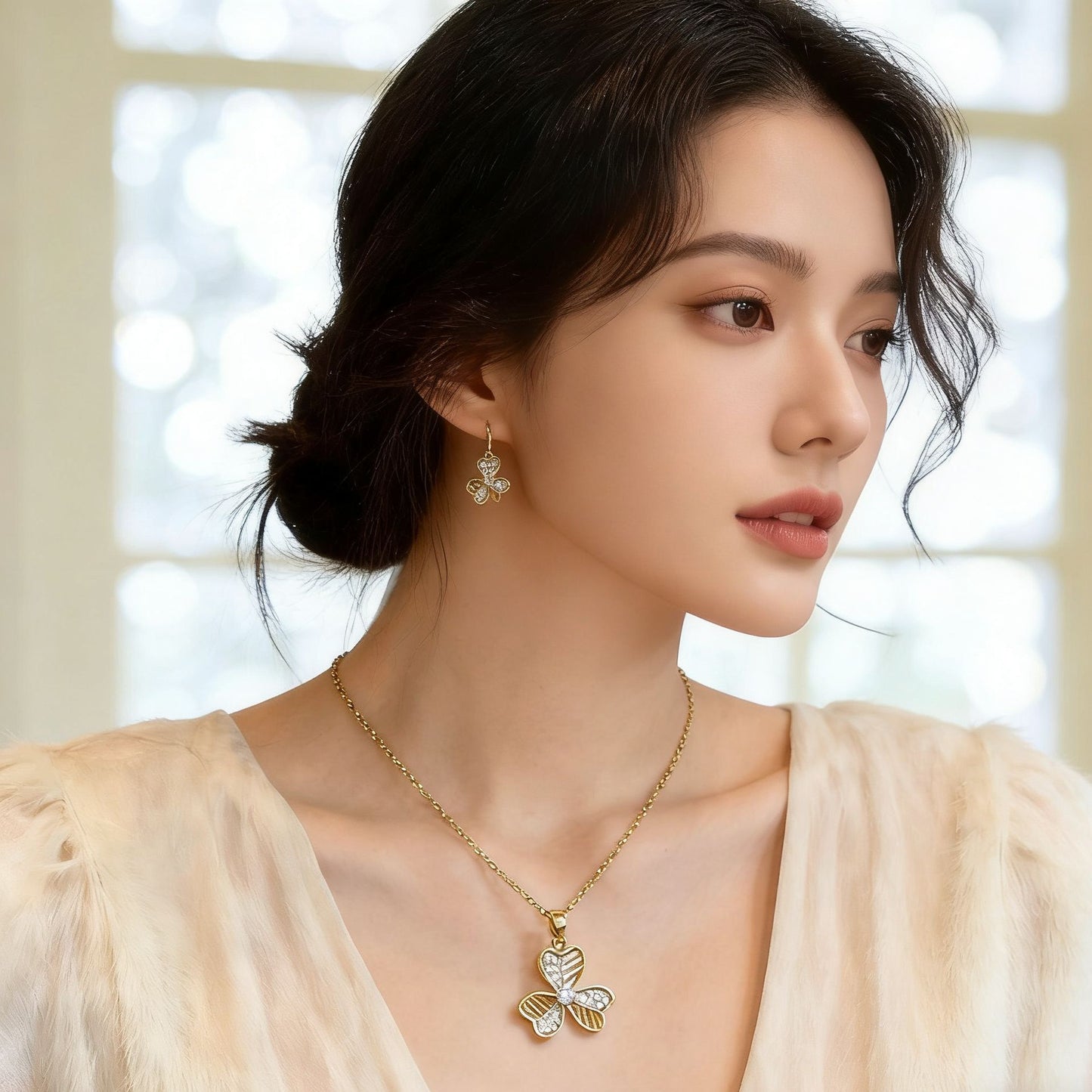 [Titanium Steel] Hollow lucky grass micro-inlaid zircon gold necklace, sweet temperament three-petaled flower collarbone chain accessories