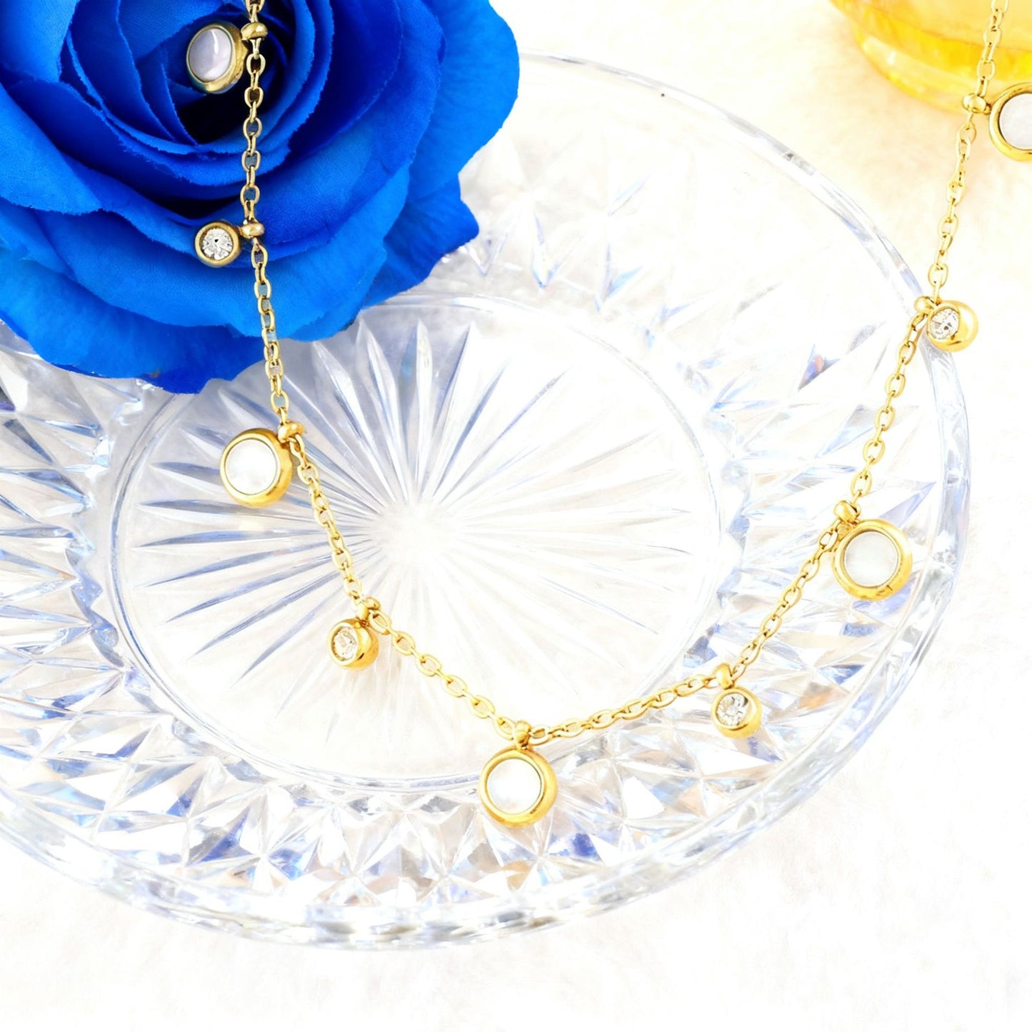 (whole body titanium steel) fashionable simple retro geometric round black and white shell zircon decorative accessories do not fade necklace