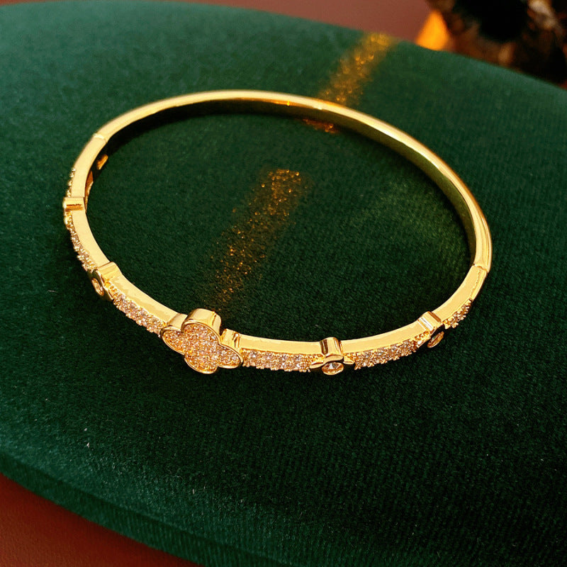 Diamond-encrusted titanium steel simple fashion bracelet European and American retro fashion temperament versatile bracelet light luxury high-end jewelry women