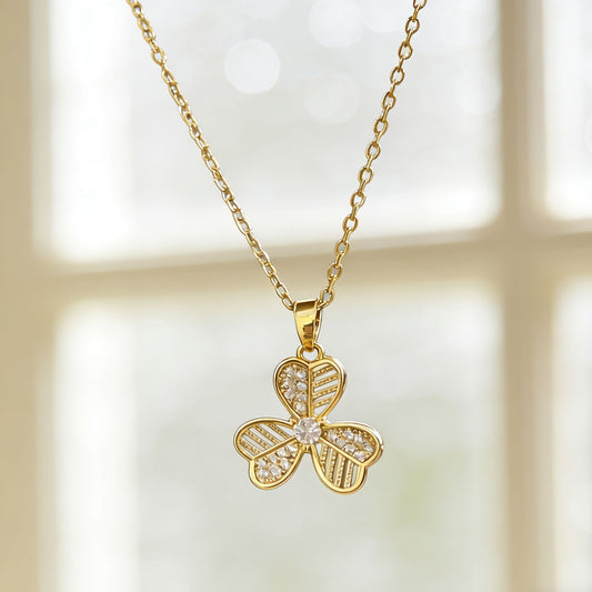 [Titanium Steel] Hollow lucky grass micro-inlaid zircon gold necklace, sweet temperament three-petaled flower collarbone chain accessories
