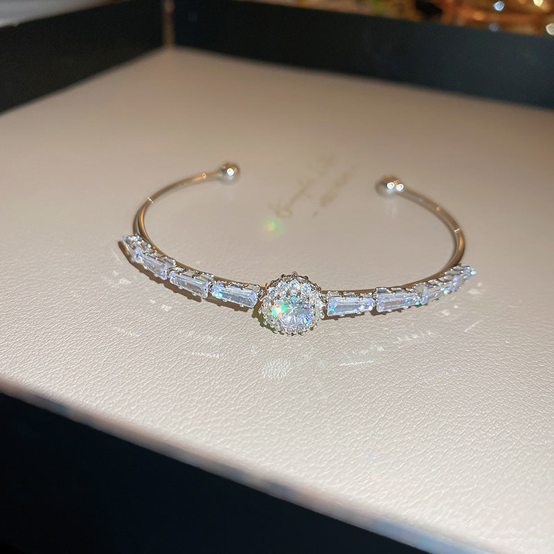 Diamond-encrusted titanium steel simple fashion bracelet European and American retro fashion temperament versatile bracelet light luxury high-end jewelry women