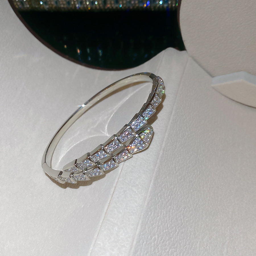 Diamond-encrusted titanium steel simple fashion bracelet European and American retro fashion temperament versatile bracelet light luxury high-end jewelry women