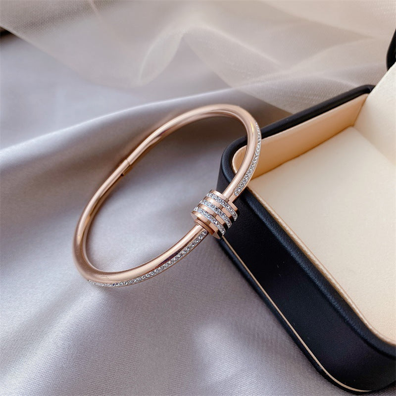 Diamond-encrusted titanium steel simple fashion bracelet European and American retro fashion temperament versatile bracelet light luxury high-end jewelry women