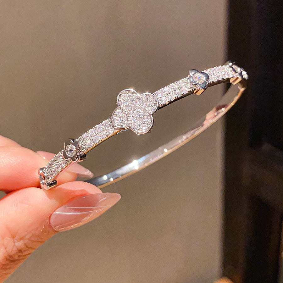 Diamond-encrusted titanium steel simple fashion bracelet European and American retro fashion temperament versatile bracelet light luxury high-end jewelry women