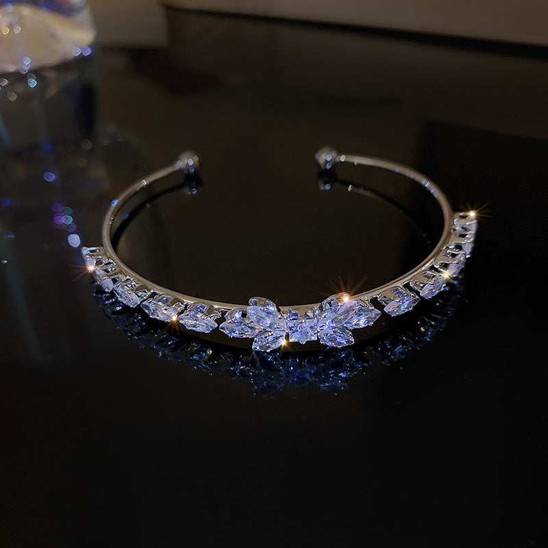 Diamond-encrusted titanium steel simple fashion bracelet European and American retro fashion temperament versatile bracelet light luxury high-end jewelry women
