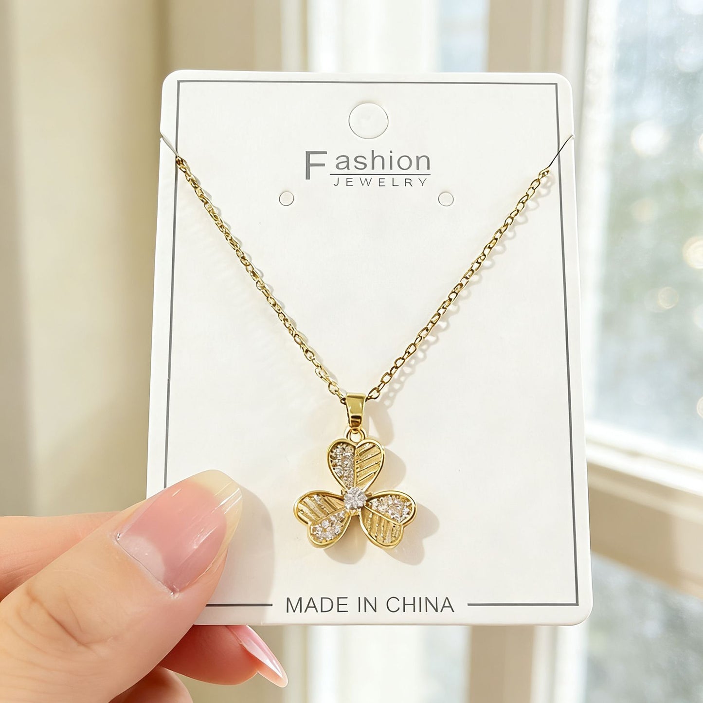 [Titanium Steel] Hollow lucky grass micro-inlaid zircon gold necklace, sweet temperament three-petaled flower collarbone chain accessories