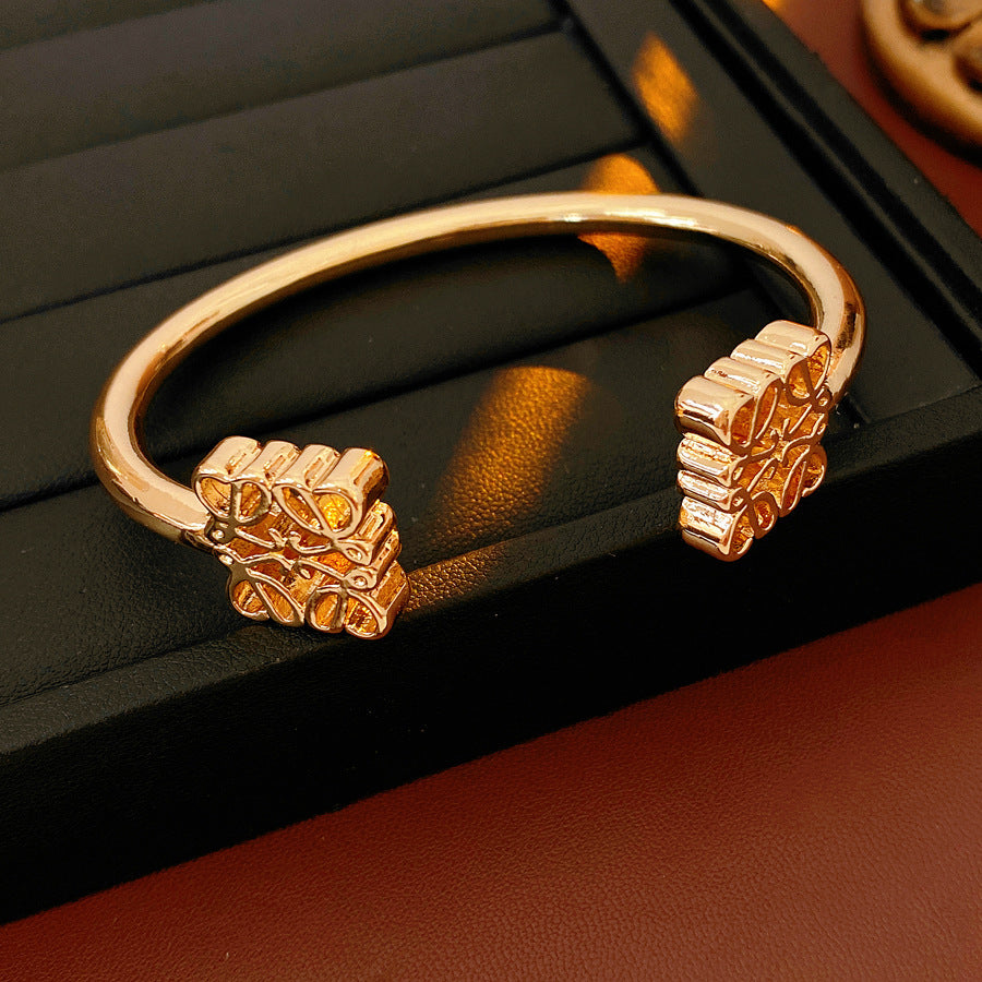 Diamond-encrusted titanium steel simple fashion bracelet European and American retro fashion temperament versatile bracelet light luxury high-end jewelry women