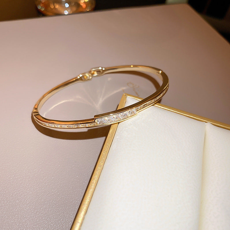Diamond-encrusted titanium steel simple fashion bracelet European and American retro fashion temperament versatile bracelet light luxury high-end jewelry women